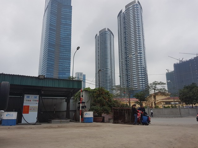 
Cây xăng nằm sát cạnh trường tiểu học Nam Trung Yên (màu vàng, đối diện) và rất gần tòa nhà Keangnam. Ảnh: PV
