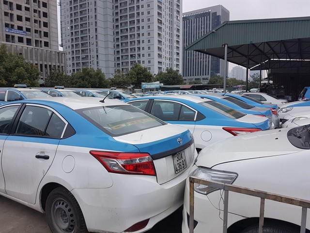 Liền kề cây xăng là hàng trăm chiếc taxi của hãng. Nếu không may xảy ra cháy nổ, không ai biết chuyện gì sẽ xảy ra?.