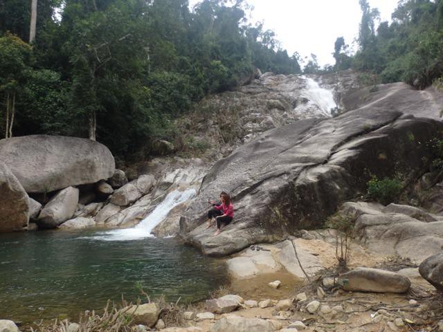Đến thác Ma Hao, du khách được đắm mình trong dòng nước mát lành, hòa mình cùng thiên nhiên hùng vĩ
