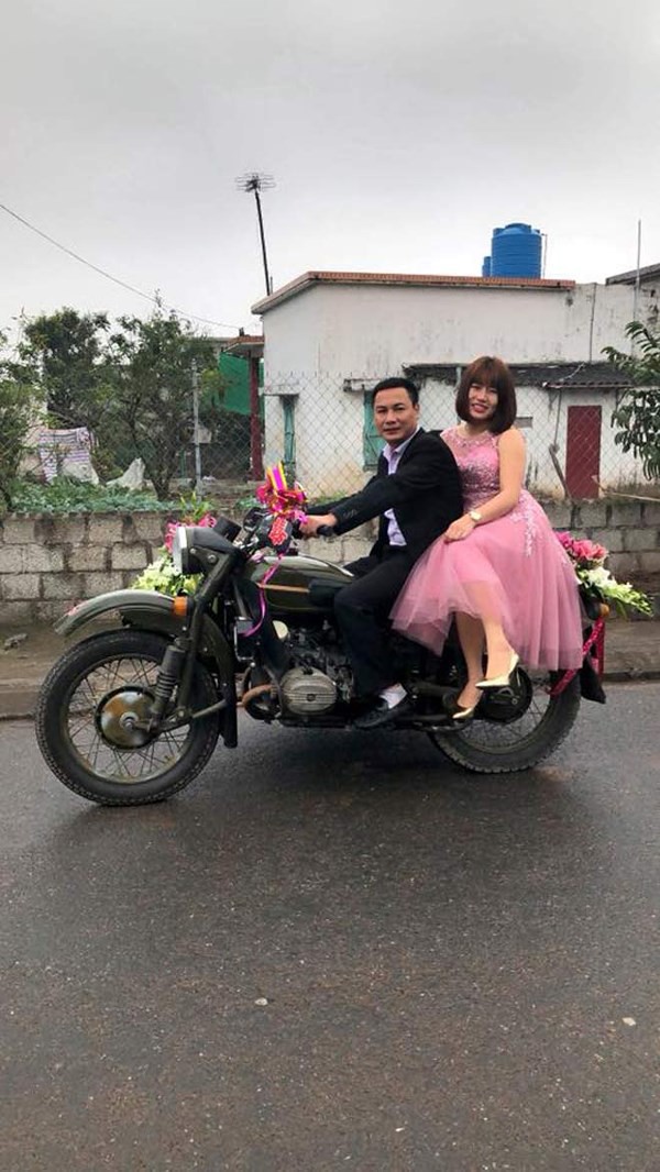 
X&uacute;ng x&iacute;nh v&aacute;y &aacute;o đi dự tiệc nhưng sau đ&oacute; chị T&acirc;m đ&atilde; trở th&agrave;nh n&agrave;ng d&acirc;u đảm.
