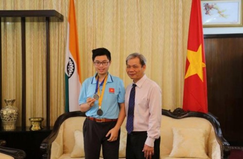 Đinh Vũ Tùng Lâm chụp ảnh cùng Tham tán Đại sứ quán Việt Nam tại Ấn Độ khi giành huy chương bạc tại kỳ thi Olympic Toán học trẻ năm 2017 tại Ấn Độ (X-IMC).