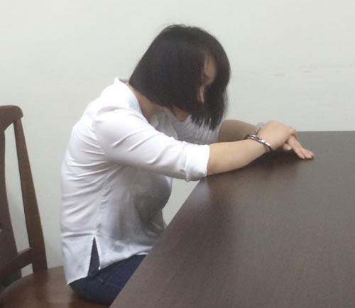 Bị cáo Huỳnh Thị Kim Phượng cúi mặt khóc tại tòa.