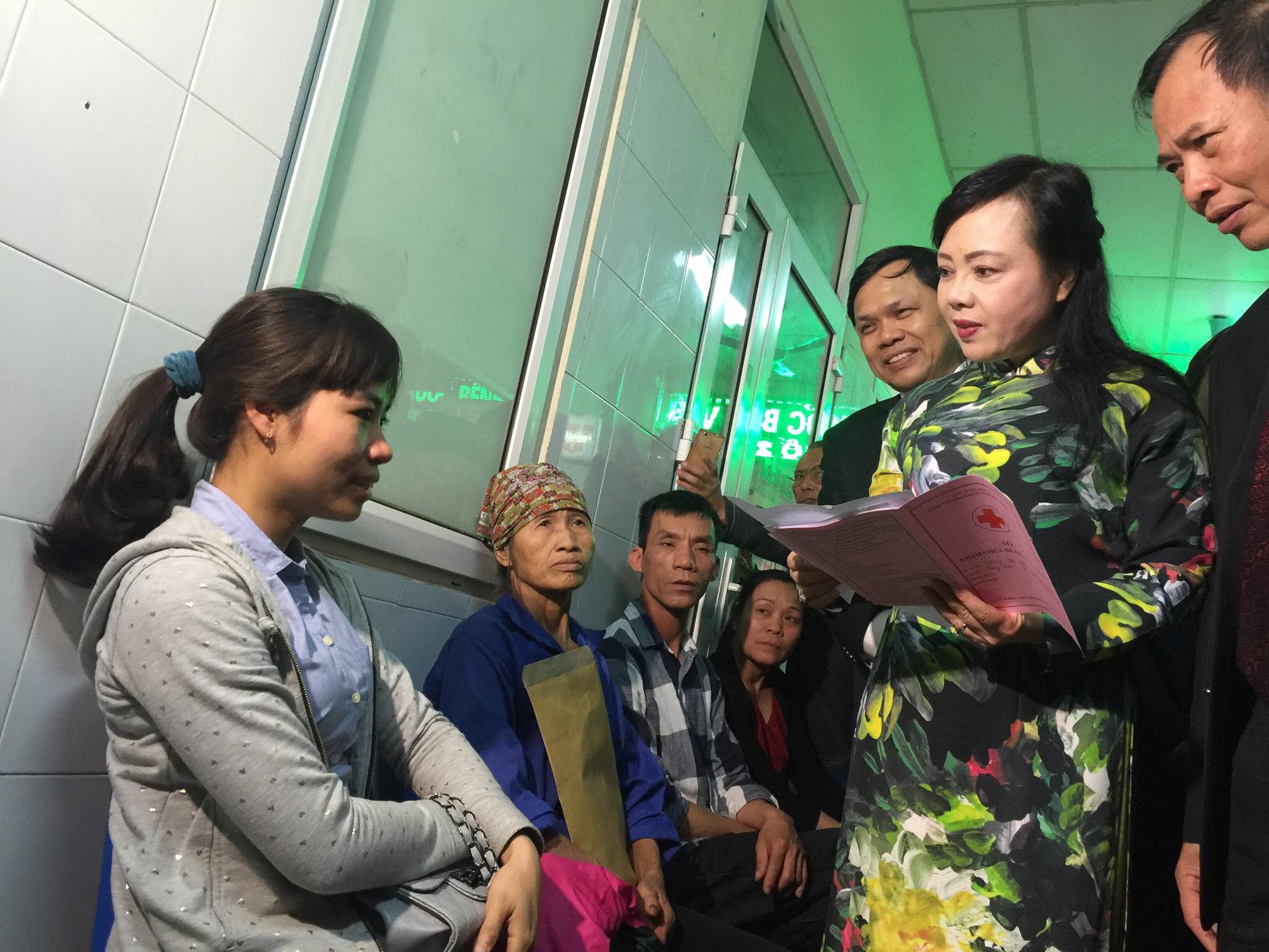 Bộ trưởng Nguyễn Thị Kim Tiến hỏi thăm tình hình sức khoẻ của bệnh nhân Thảo, cũng như đặt câu hỏi về tinh thần thái độ của nhân viên y tế, chất lượng khám chữa bệnh của BVĐK tỉnh Hải Dương.