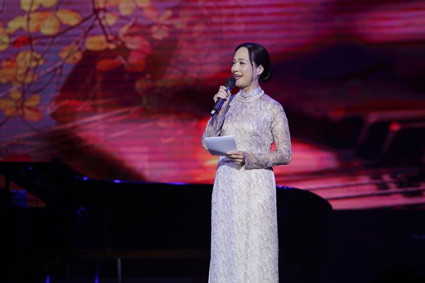 
NSND Lê Khanh chính là người dẫn chuyện cho đêm nhạc.
