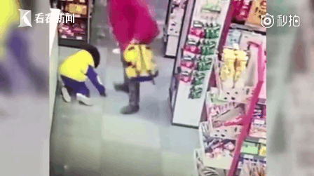 Cô bé cúi gập người chịu trận đánh liên tiếp của bà.