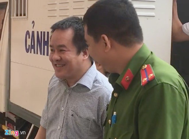 
Hơn 7h30 phút sáng 30/3, Phan Bá Tòng được xe đặc chủng của cảnh sát dẫn giải đến phiên tòa. Ảnh: Minh Anh. 
