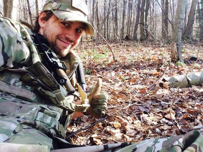 Tim là một kẻ nghiện rượu và đam mê súng ống.