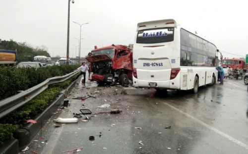 
Hiện trường vụ tai nạn giữa xe cứu hỏa và xe khách trên cao tốc Pháp Vân - Cầu Giẽ. Ảnh: TL
