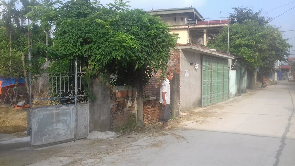 Công trình xây dựng trái phép án ngữ trước cửa nhà ông Dỹ tồn tại nhiều năm nhưng vẫn không bị xử lý. Ảnh: X.Thắng