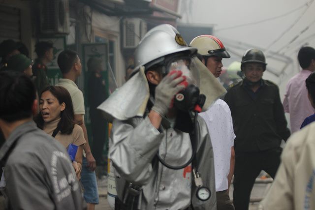 Lực lượng cảnh sát PCCC phải mặc áo chống nhiệt để chữa cháy.