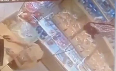 
Người phụ nữ trộm 2 chai sữa trong cửa hàng bánh ngọt chỉ có giá chưa tới 100.000 đồng
