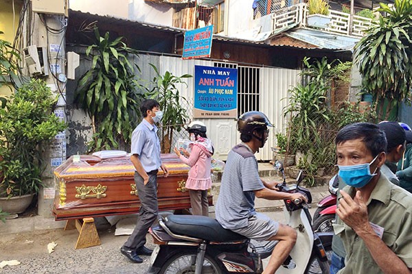 
Người d&acirc;n địa phương đ&oacute;ng g&oacute;p hỗ trợ để mai t&aacute;ng b&agrave; Trịnh Thị Bạch Tuyết.
