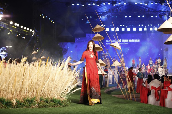 
Hoa hậu Nam Em diễn áo dài Quốc kỳ trong Lễ hội Áo dài tại TP.HCM.
