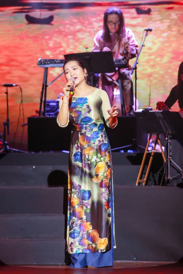 
Ca sĩ Phương Linh, người vợ kém 19 tuổi của nghệ sĩ đàn bầu nổi tiếng hải ngoại Phạm Đức Thành.
