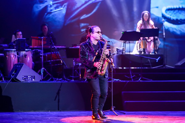 
Nghệ sĩ saxophone cũng tham gia chương trình.
