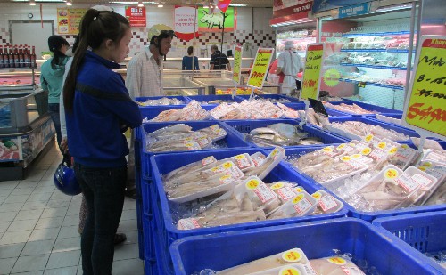Nhiều người vào siêu thị mua hàng vì không muốn bị mua hớ, bị nói thách - Ảnh: BT