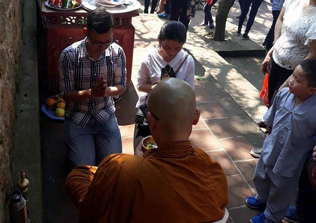 Nh&agrave; sư đọc thần ch&uacute; v&agrave; vẩy nước th&aacute;nh (Ảnh: IT)