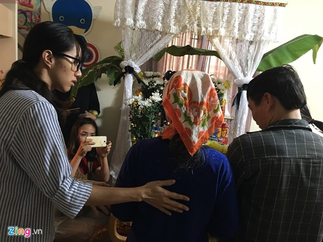 Chị Dương cố tỏ ra bình tĩnh để gặp hai người nhận giác mạc của con gái mình. Ảnh: Hà Quyên.