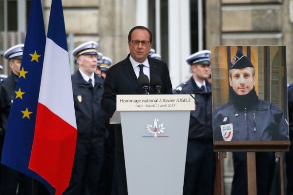 Cựu Tổng thống Ph&aacute;p Fran&ccedil;ois Hollande trong lễ cưới của cảnh s&aacute;t Xavier Jugel&eacute; đ&atilde; hy sinh.
