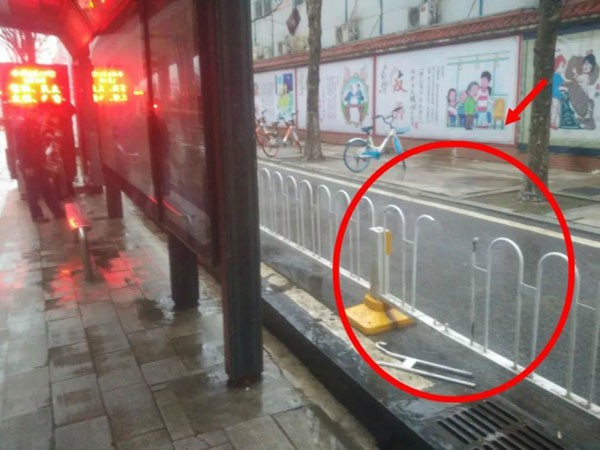 Đoạn hàng rào bị cắt bỏ sau tai nạn.