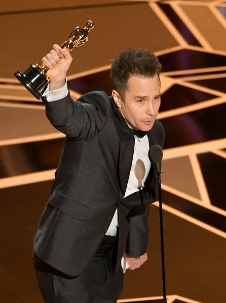 Sam Rockwell cầm tr&ecirc;n tay tượng v&agrave;ng Oscar đầu ti&ecirc;n trong cuộc đời.