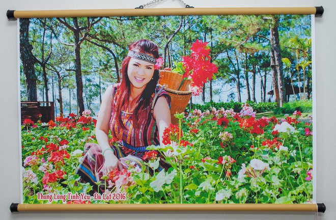 Là người xinh đẹp là dễ thương, chị được bạn bè của chồng rất quý mến.