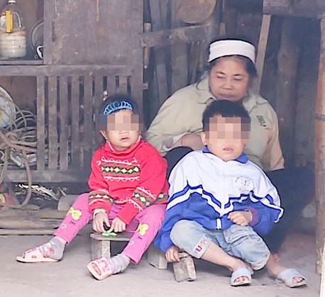 
Bà Hà Thị Nầu bên cạnh 2 đứa cháu nhỏ (con vợ chồng anh Quyển). Ảnh: TL
