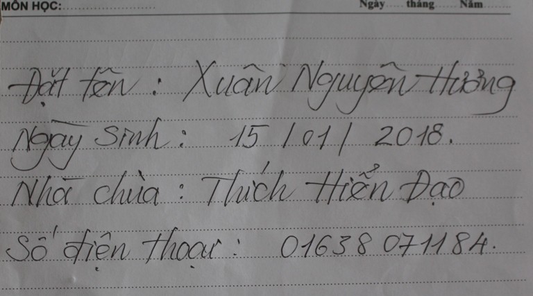 Tờ giấy được sư thầy Thích Hiển Đạo ghi sẵn chuyển cho chính quyền xã Tân Hương xin làm giấy khai sinh. Ảnh: Đ.Tùy