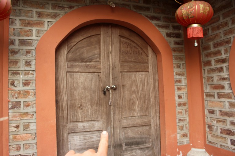 Bên trong chùa Bấc được khóa bằng 2 chiếc cổng, đây cũng là khu vực được cho là cháu bé bị bỏ rơi. Ảnh: Đ.Tùy