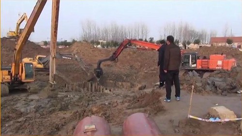 Cảnh s&aacute;t huy động m&aacute;y x&uacute;c đến hiện trường.