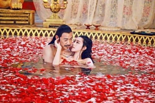Mặc d&ugrave; 80 tuổi, V&otilde; Hậu vẫn kh&ocirc;ng đ&ecirc;m n&agrave;o ngủ m&agrave; thiếu b&oacute;ng d&aacute;ng đ&agrave;n &ocirc;ng. Ảnh minh họa