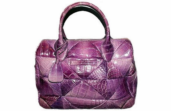 Làm từ da cá sấu màu tím, chiếc túi Carolyn của Marc Jacobs có giá tới 30.000 USD. Đây là một trong những mẫu túi phổ biến nhất của Marc Jacob.