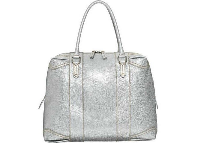 Chiếc túi Fendi Selleria này được làm từ hai loại da động vật quý hiếm và đắt nhất thế giới: Chồn zibeline và sóc sinsin. Chiếc túi có giá 38.000 USD.