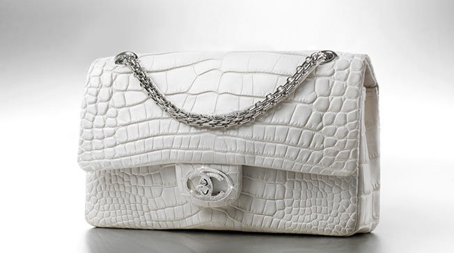 Chiếc túi “Diamond Forever” của Chanel mang nét đẹp cổ điển khó có loại túi xách nào có thể sánh được. Chiếc túi này được làm thủ công từ da cá sấu tốt nhất kết hợp với khóa đính 334 viên kim cương, tổng cộng 3,51 carat. Dây đeo được làm từ vàng trắng. Và chỉ sản xuất 13 chiếc cho toàn cầu vào năm 2008. Chiếc túi có giá 261.000 USD.