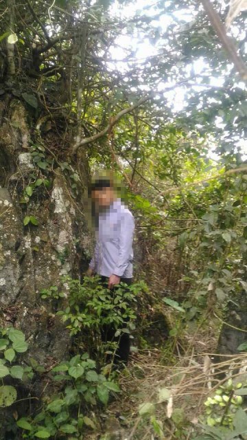 
Thi thể người đàn ông được phát hiện trên núi ở xã Tân Văn có đặc điểm gần giống với nghi can sát hại 2 bố con anh C.
