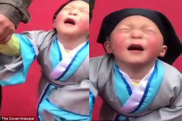 
H&igrave;nh ảnh cậu b&eacute; dễ thương khiến d&acirc;n mạng ph&aacute;t sốt.
