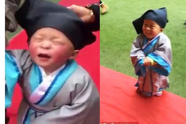 
Cậu b&eacute; đ&atilde; ngừng kh&oacute;c v&agrave; vui cười trở lại.
