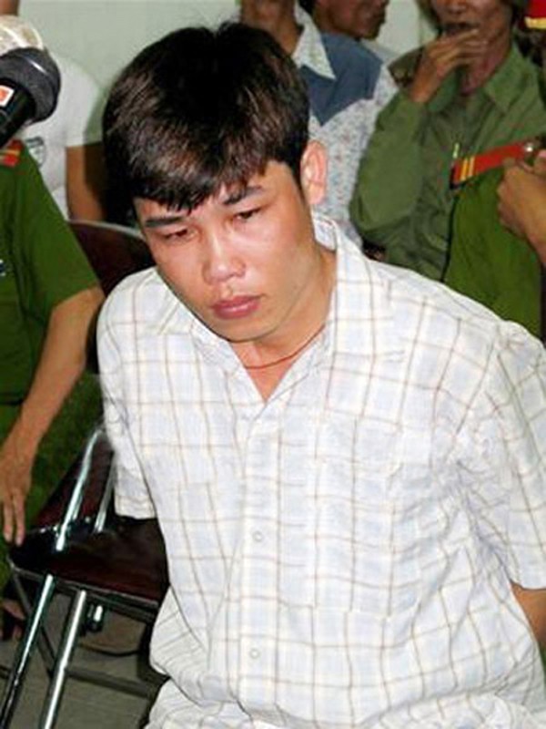 
Hiệp Gà khóc nghẹn ngào vì hối hận trong phiên tòa xét xử vào chiều 31/7/2007.
