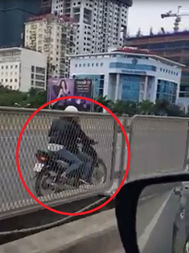 H&igrave;nh ảnh hai c&ocirc; g&aacute;i đi ngược chiều tr&ecirc;n đường v&agrave;nh đai 3 tr&ecirc;n cao. Ảnh cắt từ clip