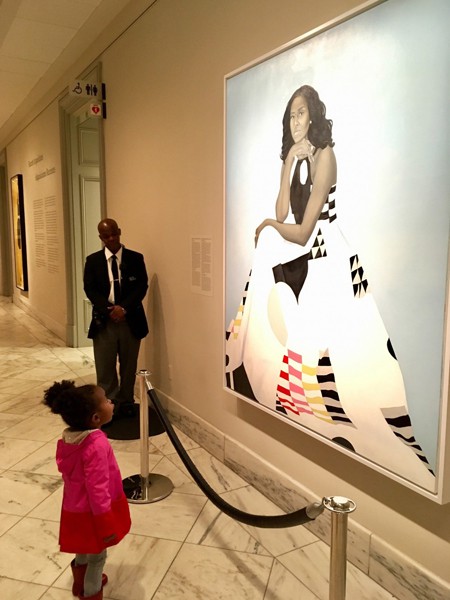 Bức ảnh Parker đứng ngắm tranh chân dung của bà Michelle gây sốt mạng xã hội. Ảnh: Instagram