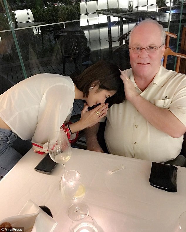 C&ocirc; từng lo sợ sẽ khiến chồng bị đau tim v&agrave;o mỗi khi cả hai &acirc;n &aacute;i. (Ảnh: dailymail)