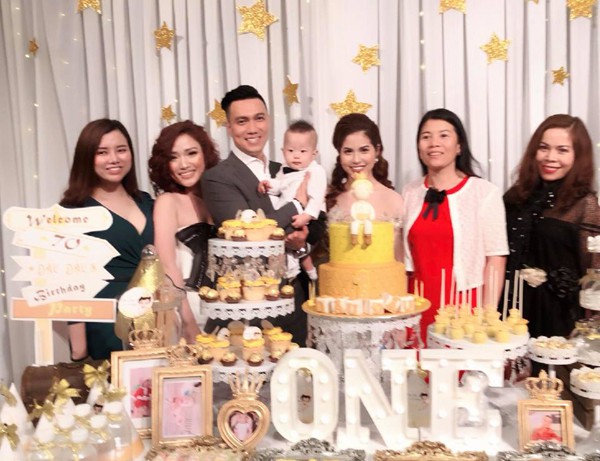 
Vợ chồng nam diễn viên Việt Anh hạnh phúc trong tiệc mừng con trai 1 tuổi.
