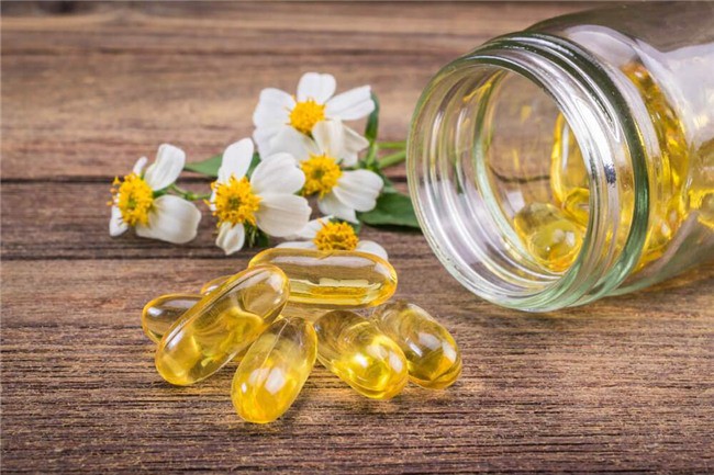 Vitamin E không chỉ tồn tại trong thực phẩm tự nhiên mà còn được tổng hợp thành dạng viên nang