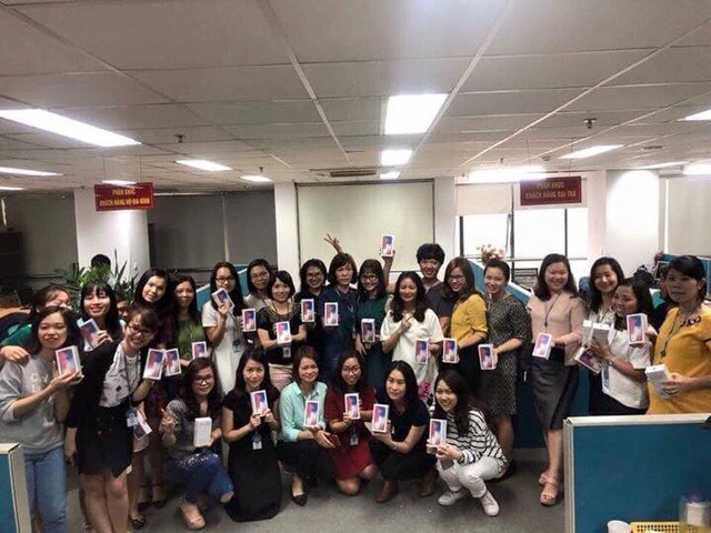 Các chị em khoe iPhone X được đồng nghiệp tặng dịp 8/3.
