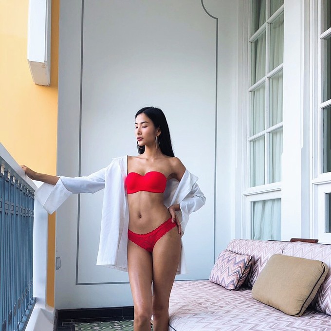 Á hậu Hoàng Thùy chọn cho mình tông màu đỏ rực nổi bật, quyến rũ.