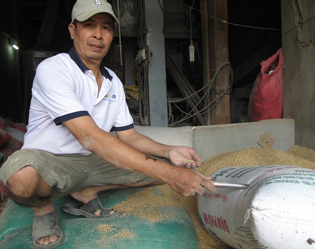 &Ocirc;ng L&ecirc; Quang Thắng, chủ nh&agrave; m&aacute;y xay x&aacute;t ở x&atilde; Phước Hưng (huyện Tuy Phước, tỉnh B&igrave;nh Định), vẫn đang cố gắng t&igrave;m người mất v&agrave;ng để trả lại. Ảnh: Tuổi trẻ