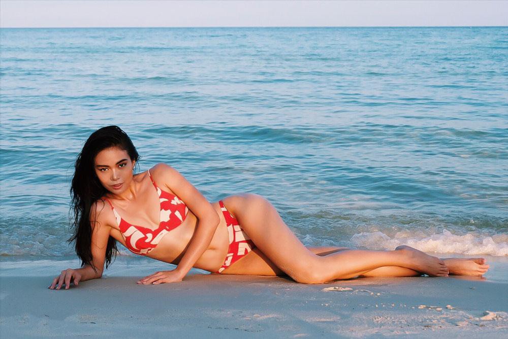 Điều thú vị cũng như bí quyết thời trang bikini của nàng Á hậu Mâu Thủy được phái đẹp quan tâm đó chính là set đồ bikini giá bình dân vô cùng thời thượng mà cô diện.