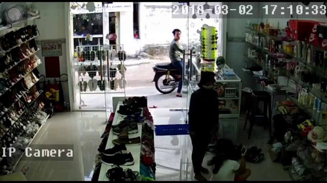 Người phụ nữ bước vào hỏi vài câu xã giao rồi ung dung cướp lấy điện thoại trên tay cô bé. Ảnh cắt từ clip