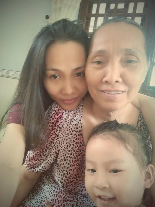 Bà xã Hoàng Bách cùng mẹ và con gái Meo Meo.