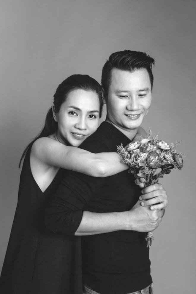 Trải qua những khó khăn ban đầu, Hoàng Bách và vợ đã bên nhau hơn 10 năm.